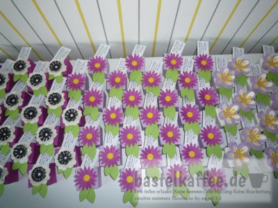 DIY Boxen aus Tonkarton mit Blüten, gefüllt mit Himbeerzucker.
