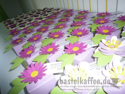 DIY Boxen mit Blüten aus Tonkarton, gefüllt mit Himbeerzucker.
