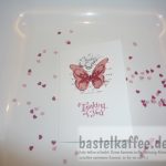 Selbstgebastelte Grußkarte mit ausgestanztem Schmetterling und gestempeltem Spruch: Thinking of you.