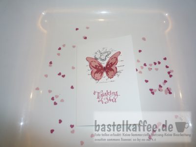 Selbstgebastelte Grußkarte mit ausgestanztem Schmetterling und gestempeltem Spruch: Thinking of you.