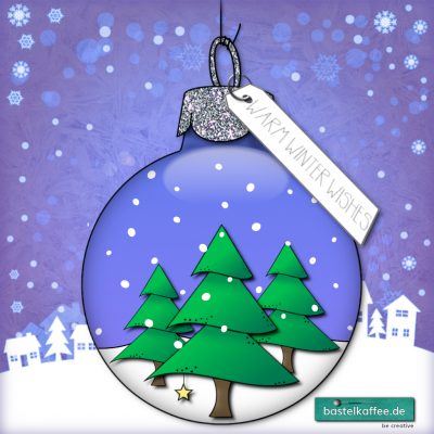Digitales Bild von einer Christbaumkugel mit 3 Tannenbäumen und Schneefall innendrin. Im Hintergrund ein lilafarbener Himmel und ein verschneites Dörfchen. Text: "Warm winter wishes".