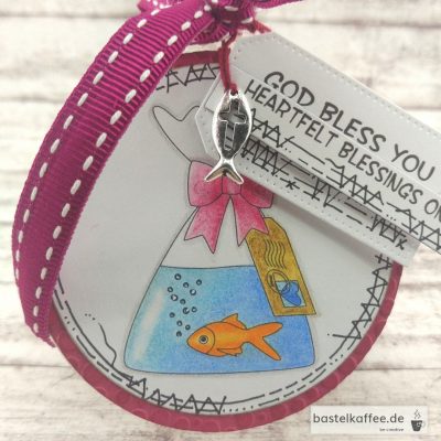 Gold Fischli crackers giftbag. Tag with a colored digital stamp of an goldfish in a bag with water. Sayings: "God bless you" and "Heartfelt blessings on your confirmation".