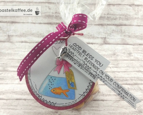 Gold Fischli crackers giftbag. Tag with a colored digital stamp of an goldfish in a bag with water. Sayings: "God bless you" and "Heartfelt blessings on your confirmation".